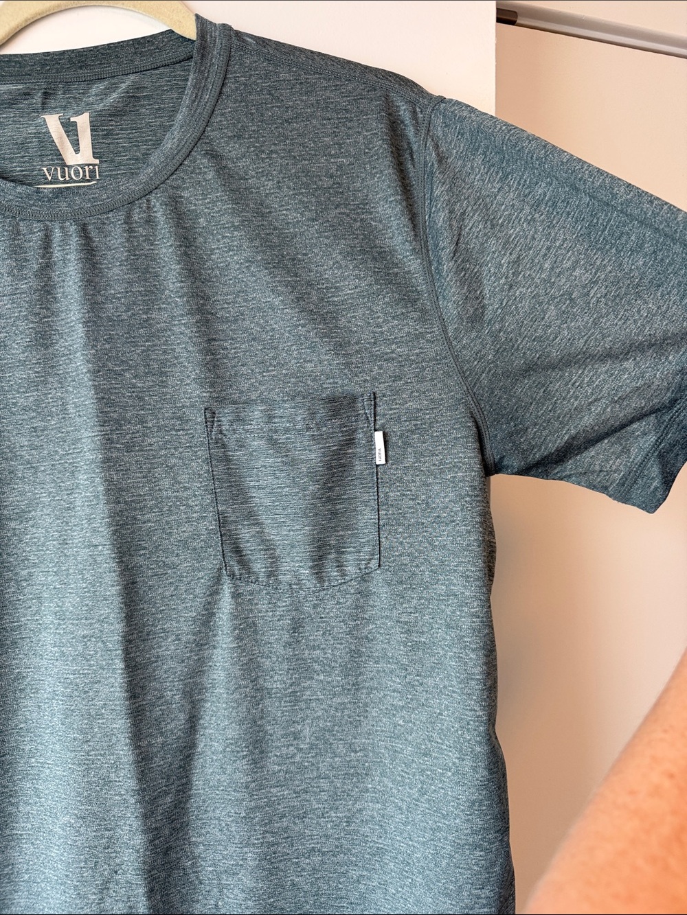 Vuori Men's Slate Heather Short Sleeve Pocket Tee - Picture 3 of 6
